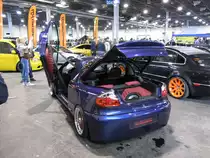 Getunter Opel Tigra mit geöffnetem Kofferraum. Foto: Carstyling Tuning Show 2012.