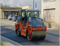 Strassenbauarbeiten in Wiltz. Als letzte fhrt diese Walze, HAMM DV 65, den Aspahlt noch fest. 13.04.2012.