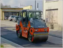 Strassenbauarbeiten in Wiltz. Als letzte f�hrt diese Walze, HAMM DV 65, den Aspahlt noch fest. 13.04.2012.