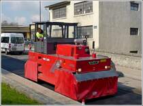 Strassenbauarbeiten in Wiltz. Direkt hinter dem Asphaltfertiger befestigt diese HAMM GRW 15 als erste den ausgelegten Asphalt. 13.04.2012.