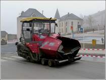 Strassenbauarbeiten in Wiltz. Der Aspahaltfertiger Vgele wartet etwas abseits von dr Strassenbaustelle auf ihren Einsatz. 13.04.2012
