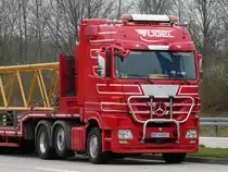 Diese sch�ne MB Actros (6x2) Zugmaschine der Spedition V�gel aus �sterreich verdient es nochmal extra abgelichtet zu werden. Rastanlage Ellwanger Berge, 06.04.2012