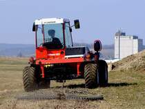 REFORM Metrac G3; 44PS Kubota-Motor; 8Vor-, 8Rckwrtsgnge; 223km/h; zieht im flotten Tempo eine Wiesenegge hinter sich her; 120317