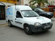 Opel steht am Marktplatz in Soller/Mallorca, April 2012