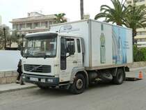 Volvo eines Getrnkelieferanten steht in Peguera, April 2012