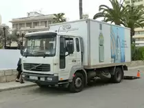 Volvo eines Getr�nkelieferanten steht in Peguera, April 2012