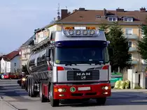 MAN 19.464 zieht einen leeren Tankauflieger; 120418