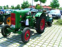 Allgaier-A22, Bj.1952, 22PS mit kleinem Anhnger wird vom treuen Hund bewacht; Oldtimerausstellung Pfarrkirchen; 080524