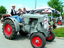 SCHLTER,UniVersal TRAC-AS30; wird von der Jugend regelrecht gestrmt um mal selbst am Lenkrad zu drehen; Oldtimer-Traktorenschau in Pfarrkirchen; 080524