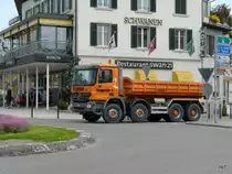 Mercedes Actros unterwegs mit Mulde in Wil am 27.04.2012