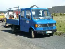 MB T1 der Baufirma  SONNTAG , als Doppelkabiner mit kurzer Ladeflche, steht auf einer Baustelle in 36100 Petersberg-Marbach, April 2012