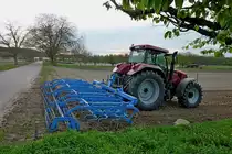 Case CVX 1170, mit Federzinkenegge und Krmelwalze bei der Arbeit, April 2012