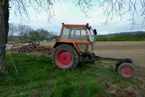 Fendt 275GTS, mit Federzinkenegge und Krmelwalze, April 2012