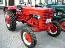 IHC McCormick Farmall D-320. Das 320 steht fr 3 Zylinder mit 20PS. Von 1957 bis zur Einstellung der Baureihe im Jahr 1958 konnte man sogar eine sogenannte Agriomatic geordert werden. Diese schaltete die acht Vorwrts- und zwei Rckwrtsgnge automatisch. Oldtimerausstellung Essen Kettwig am 01.05.2012.