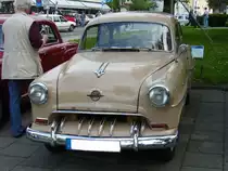 Opel Olympia Rekord. 1953 - 1954. Dieses Modell bestach durch seine moderne Pontonkarosserie und seine extrem gute Verarbeitung. Der 1.488 cm 4-Zylinderreihenmotor leistet 40 PS. Von diesem Limousinenmodell wurden in den beiden Modelljahren 113.966 Einheiten produziert. Um in den Fahrgenuss eines solchen Autos zu kommen, mute man mindestens DM 6.410,00 an den freundlichen Opel-Hndler berweisen. Oldtimertreffen Essen-Kettwig am 01.05.2012.