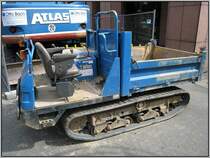 Dsseldorf, U-Bahn-Projekt Wehrhahnlinie, knftiger Haltepunkt Benrather Strae, 27.04.2008: Hier in Dsseldorf habe ich erstmals so einen Dumper mit Raupenketten gesehen. Es war zwar zunchst kein Hersteller erkennbar, aber ein Blick auf die Plaketten an der Bedienerkonsole brachte als Hersteller Ammann Yanmar zutage. 