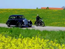 MB-170S ,Hchstgeschwindigkeit 120km/h; wird whrend einer Oldtimerausfahrt von einem BMW-Motorrad berholt; 120501