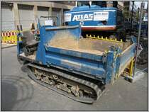 Dsseldorf, U-Bahn-Projekt Wehrhahnlinie, knftiger Haltepunkt Benrather Strae, 27.04.2008: Hier in Dsseldorf habe ich erstmals so einen Dumper mit Raupenketten gesehen. Es war zwar zunchst kein Hersteller erkennbar, aber ein Blick auf die Plaketten an der Bedienerkonsole brachte als Hersteller Ammann Yanmar zutage. Fr Arbeiten im Gelnde scheint mir dieses Fahrzeug sicherlich ntzlich, aber in einer Grostadt?
