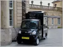 Mega Elektowagen als Verkaufsstand am Bahnhof Luxemburg. 30.04.2012