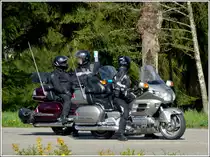 An einer Ausweichbucht besprechen diese Goldwingfahrer die Fortsetzung ihrer Rundfahrt.  30.04.2012