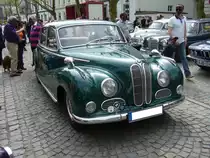 BMW 3200 L. 1961 - 1962. Als BMW 501 war dieses Modell in seiner Grundform als erster Nachkriegs-BMW, bereits 1952 vorgestellt worden. Nach mehreren Modellpflegen zog dieses Modell eine groe Typenvielfalt nach sich. 501, 502, 2600, 2600L, 3200 L und 3200 S waren die Typbezeichnungen. Hier wurde ein 3200 L abgelichtet. Der V8-motor leistet aus 3.168 cm Hubraum 140 PS. Oldtimertreffen Essen Kettwig am 01.05.2012.