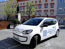 VW-UP ldt zum Gewinnspiel ein, und possiert vor dem Franz-Stelzhamer Denkmal in Ried; 120501