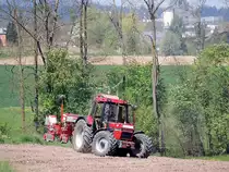 CASE IHC 1056XL ist mit einer Maissetzmaschine im staubtrockenen Feld zugegen;120428