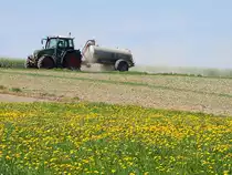 FENDT-Farmer410 ist mit einem vollen Gllefass Richtung Acker unterwegs;120428