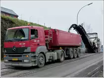 Am 26.04.2012 wurde bei einem weiteren Straenabschnitt der Belag von einem Rabotech W2000 Frser abgefrst und per Frderband in den davor fahrenden LKW Kipper befrdert, als Zugmachine fr den Kipper ist ein M-B Axor 1840 im Einsatz.