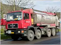 MAN 41-322 sprht am 28.04.2012 einen Binder auf den abgefrsten Straenbelag.