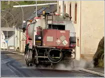 Der Binder wird auf den abgefrsten Belag gesprht.  28.04.2012