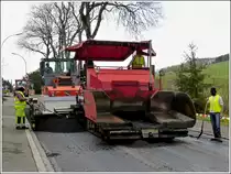 Asphaltfertiger Demag DF 135 C wartet auf die Befllung mit Aspahlt von einen bereit stehenden Fernlaster um seine Arbeit fortsetzen zu knnen..  28.04.2012