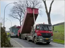 Vom Kipper fllt der Asphalt in den Schlund des Asphaltfertigers.  28.04.2012