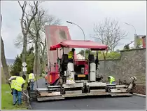 Weil fr diesen Tag der Straenabschnitt gesperrt war, war es dem Demag Asphaltfertiger mglich auf der gesammten Straenbreite von 6 Meter in einem Zug den Asphalt gleichmig aufzutragen. 28.04.2012  