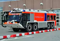 Fraport Feuerwehr GFLF 100-125-8-SP vor der Feuerwache am Frankfurter Flughafen - 14.04.2012