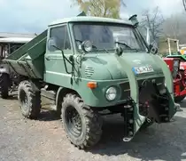 Unimog mit kippbarer Ladeflche wird prsentiert bei der Oldtimerausstellung der Traktor-Oldtimer-Freunde Wiershausen, April 2012 