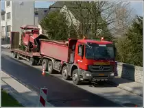 M-B Actros 4141 mit einem Asphaltfertiger auf dem Hnger gesehen am 13.04.2012