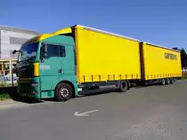 MAN-Hngerzug der Spedition Gartner mu die Wochenendruhe abwarten; 120428