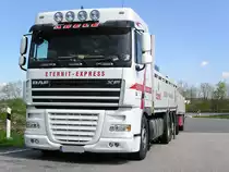 4.5.12 / DAF - XF 105.460 mit Pritschenaufbau - hier als Hngerzug-  im Sauerland angetroffen ..