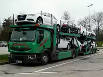 Renault Premium 450 Autotransporter von  Kovacic  aus Slowenien beladen mit nagelneuen Audi-Fahrzeugen auf dem Rasthof Ellwanger Berge, 06.04.2012