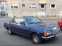 Mercedes 200 oder 300 er in Hannover, am 08.04.2012.