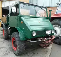 Unimog wird prsentiert bei der Oldtimerausstellung der Traktor-Oldtimer-Freunde Wiershausen, April 2012 