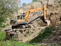 KOMATSU PC160 schafft in der Lehmgrube Material in die bereitgestellte Feldbahn-Danreiter;120504