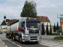 MAN TGA18.480 von Wielend transportiert im mitgefhrten Sattelauflieger eine Ladung Milch; 120506