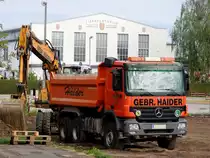 ACTROS-3341 mit Schwarzmller-Kipperaufbau wartet auf eine Befllung mit Erdaushub; 120506