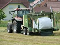 Krone Combi Pack Ballenpresse, der Ballen ist fertig zur Ablage, Aufnahme in 36100 Petersberg-Marbach am 24.05.08