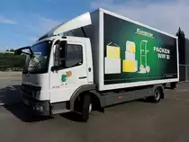 ATEGO-816 von EUROPCAR hinterlsst am Asphaltboden eine kleine Einparkspur; 120430