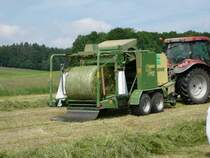 Krone Combi Pack Ballenpresse - der gewickelte Ballen kurz vor der Verpackung, gesehen in 36100 Petersberg-Marbach, 24.05.08