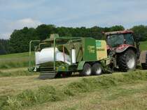 Krone Combi Pack Ballenpresse - der gewickelte Ballen wird verpackt, Aufnahme im 36100 Petersberg-Marbach am 24.05.08 