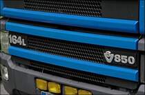 ... Unglaublich! Dieser SCANIA TOPLINER besitzt einen V8 Dieselmotor mit unglaublichen 850PS!!! und 16(?)Liter Hubraum! Zum Vergleich viele Schwertransporter haben bei einem Zuladegewicht(?) von 41 Tonnen  nur  550 oder 600PS! Der hier hat aber 850PS bei 18 Tonnen Gewicht! Sicher der Traum eines jeden Fahrers... Von 850PS knnen Sportwagenfahrer auch nur trumen;-)